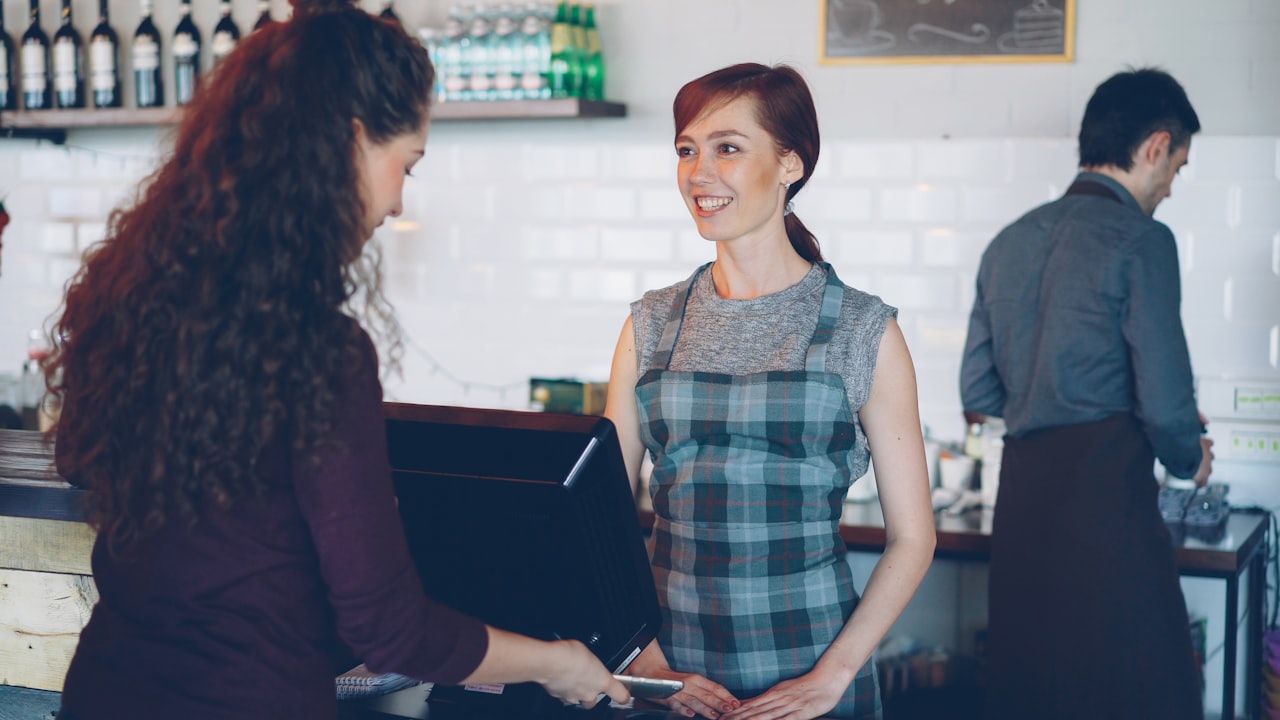Waitresses are working together in a cafe.
